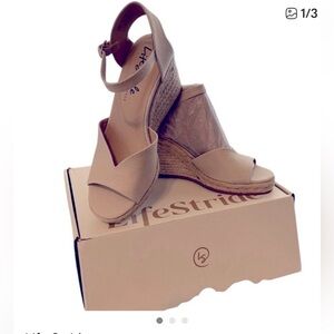 LIFE STRIDE TESS SANDAL IN CANVA 7 WIDE NEW IN BOX